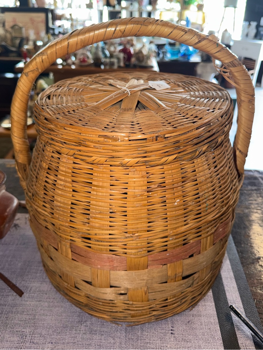 Vintage Handwoven Natural Brown Wicker Basket with Handle or picnics basket - Picture 3 of 9